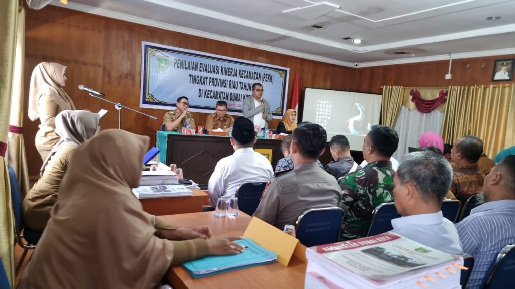 Perdana Tim Evaluasi Kinerja Kecamatan (EKK) Tingkat Provinsi Riau Turun di Kecamatan Dumai Kota